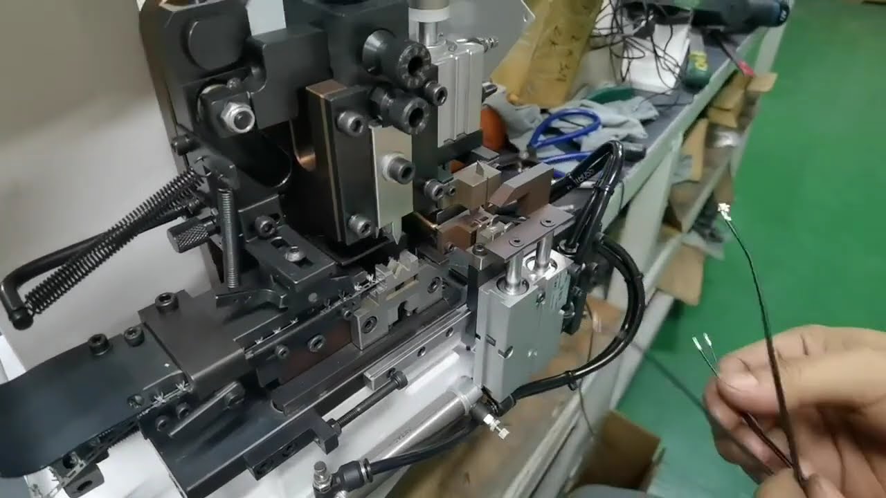 전선 분할 및 압착기: 평행 전선을 한 번에 분할 및 압착하는 자동화 장비